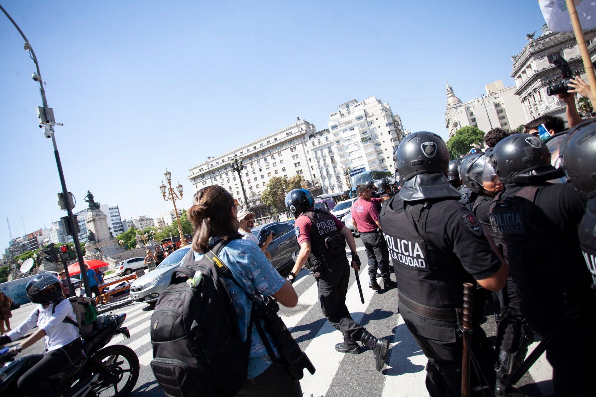 El policía increpa a Ávila por hacer su trabajo: sacar fotos.
Foto: Viojf