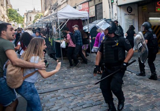 Ana recibiendo el maltrato policial. Foto: HernÃ¡n Vitenberg