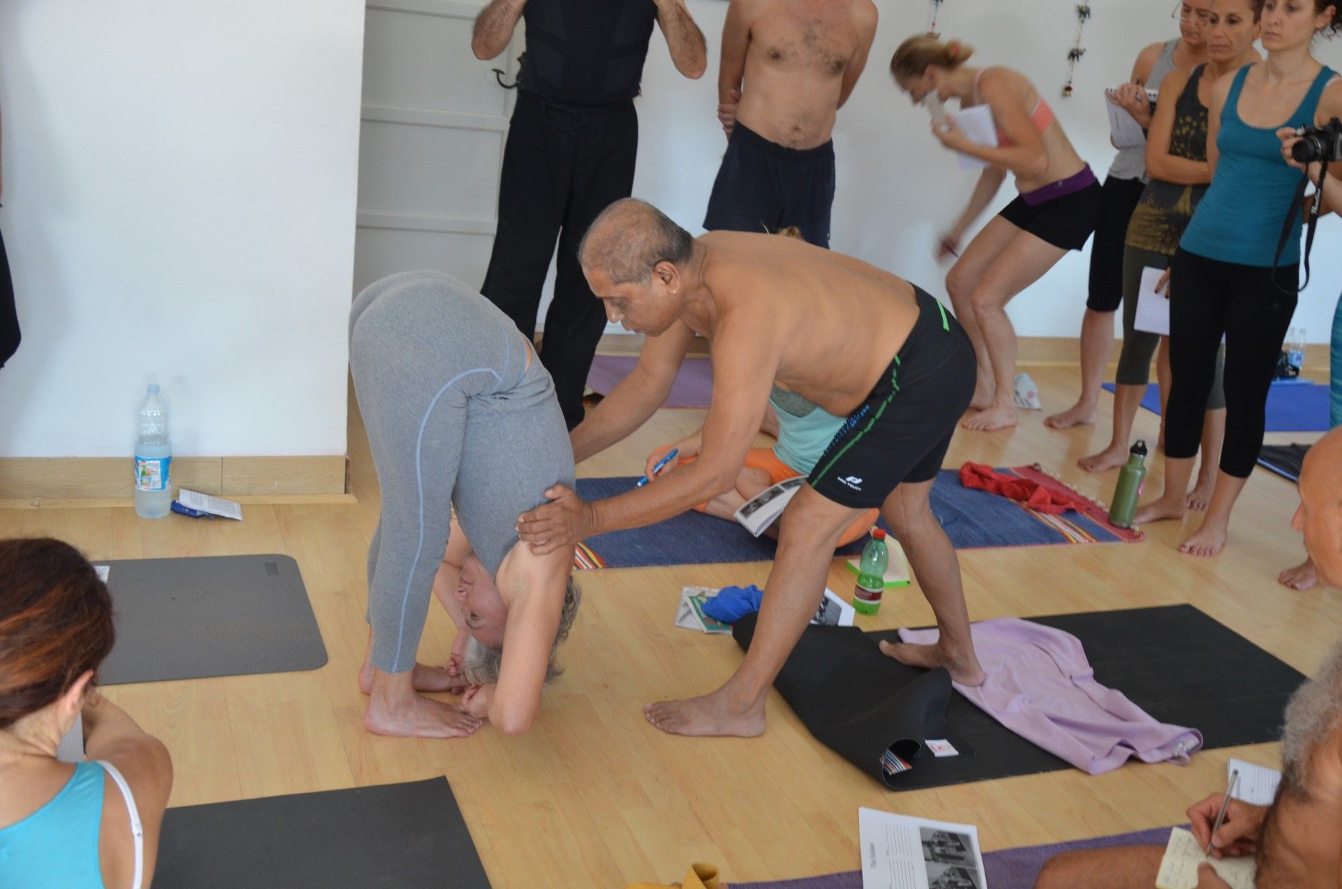 Sri K. Pattabhi Jois en clase de yoga