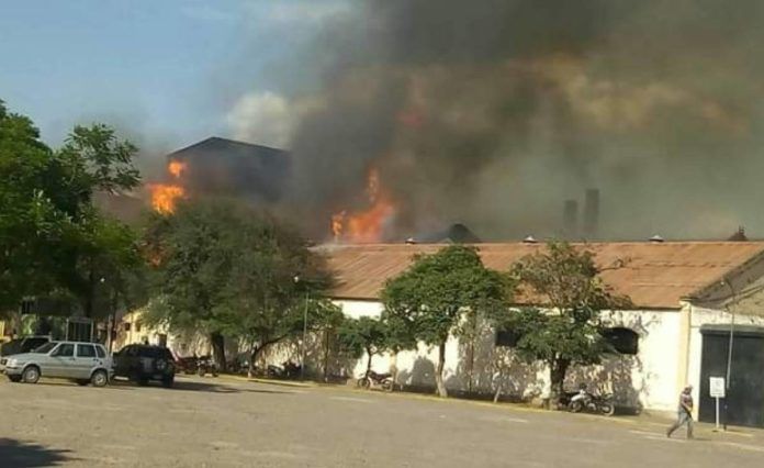 Las llamas alcanzaron los 30 metros y debieron trabajar ocho dotaciones de bomberos, un avión hidrante y cisternas de todas las áreas provinciales.