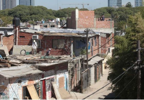 Vecinos de la Villa Rodrigo Bueno piden que les entreguen sus viviendas